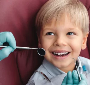 Enfant réalisant un premier bilan orthodontique dès 6 ans au cabinet du Dr Bertrand Godet à Lyon, avec examen dentaire et approche douce.