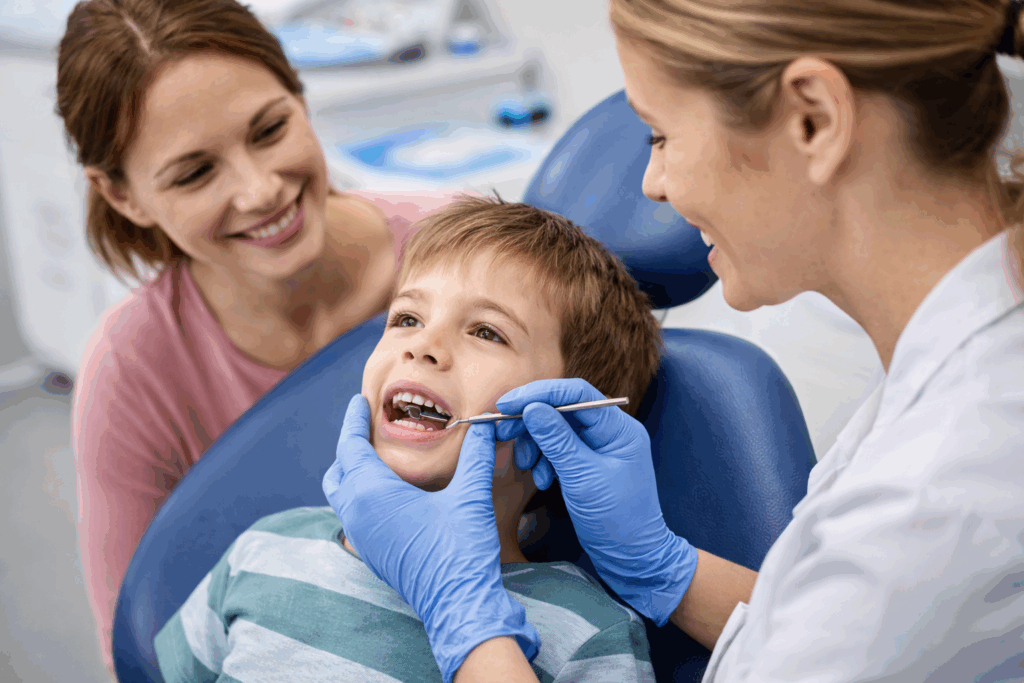 Orthodontiste examinant les dents d’un enfant lors d’un premier bilan orthodontique à Lyon Croix-Rousse